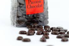 Faux grains de café au chocolat noir aromatisés au café.